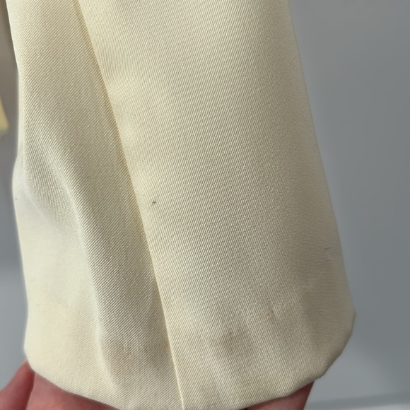 Pale yellow blazer with hook closure, size 9, dry clean only, flared sleeves - Picture 7 of 7